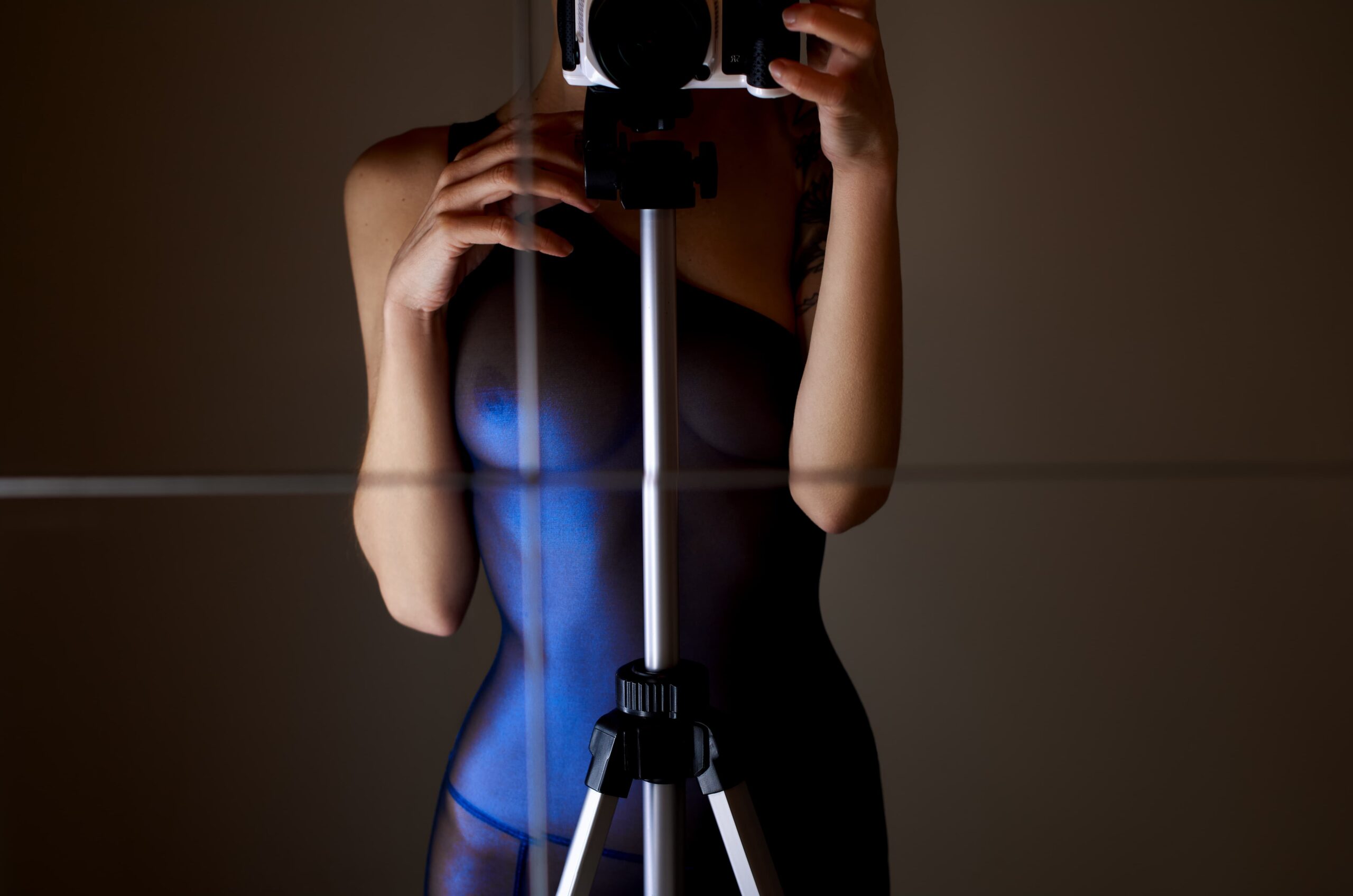 Photographie Oversize Me de Middy Sebolavy – portrait féminin en lingerie, regard intense, ambiance cinématographique.
